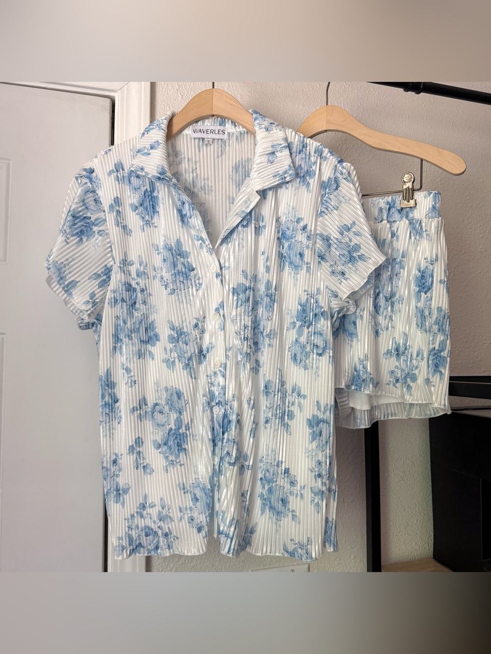 Waverles white blue floral plisse pleated boxy cropped shirt shorts 2 pc set